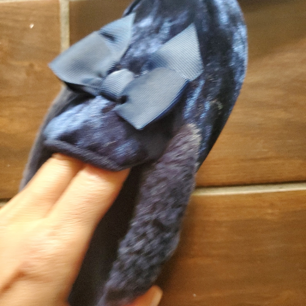 Isotoner Navy slippers size 5-6 in youth size 4 worn once to try on wash… - Picture 3 of 3